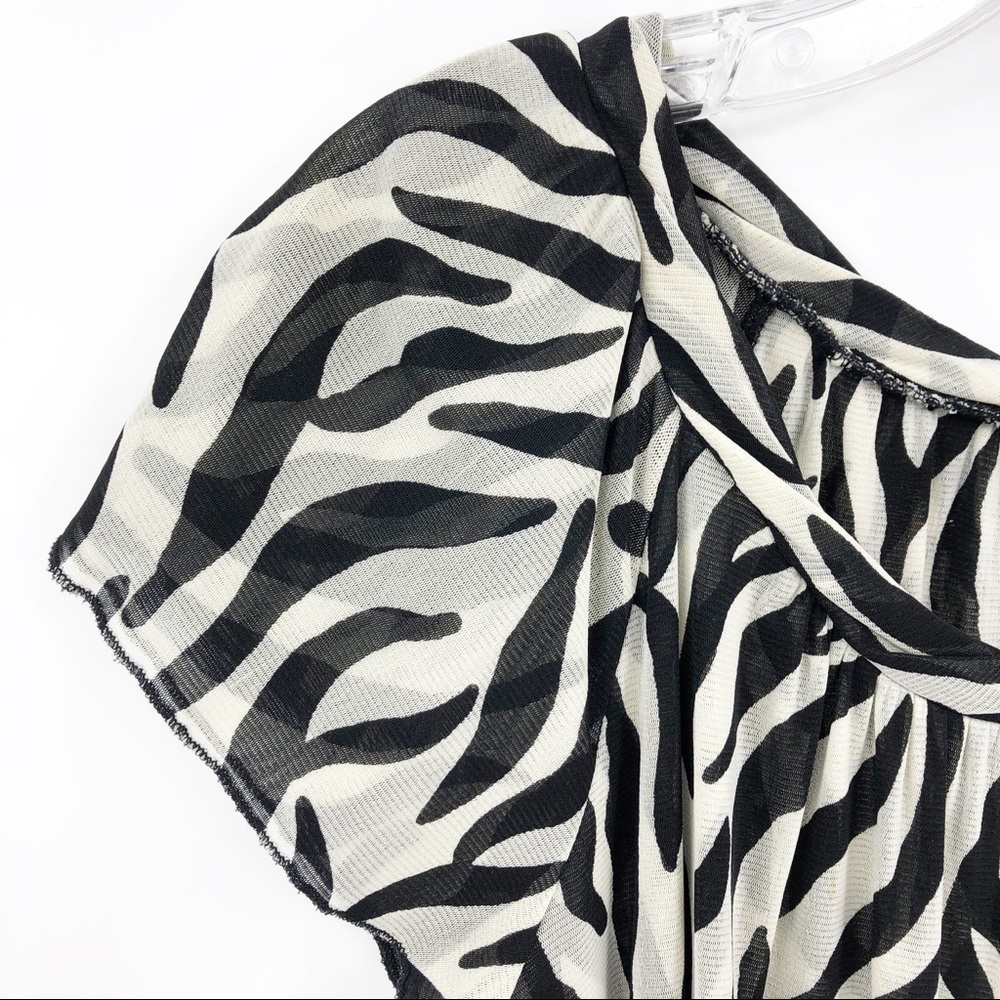 Relativity M Black White Zebra Animal Print Lightweight Simple Blouse RN# 69016 - Picture 4 of 9